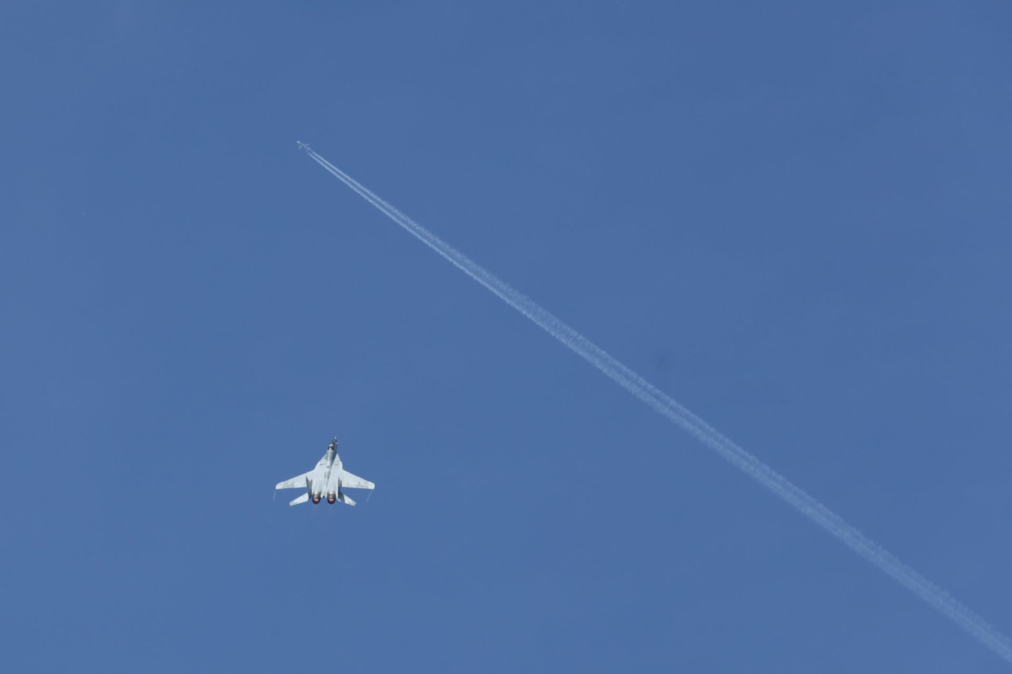 От F-16 до "Спартан": Вижте с какви самолети разполагат ВВС на България (галерия)