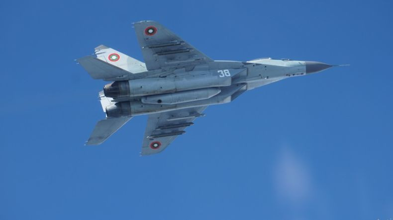 От F-16 до "Спартан": Вижте с какви самолети разполагат ВВС на България (галерия)