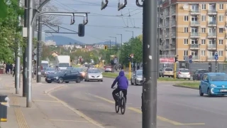 Колоездач строши автобус с метална палка след клаксон