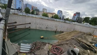 Багер се "удави" в изкоп на метрото в София