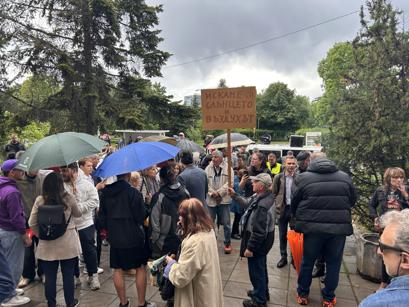 Протест срещу строежа на 22-етажна сграда затвори бул. "Ал. Малинов" в София (снимки)