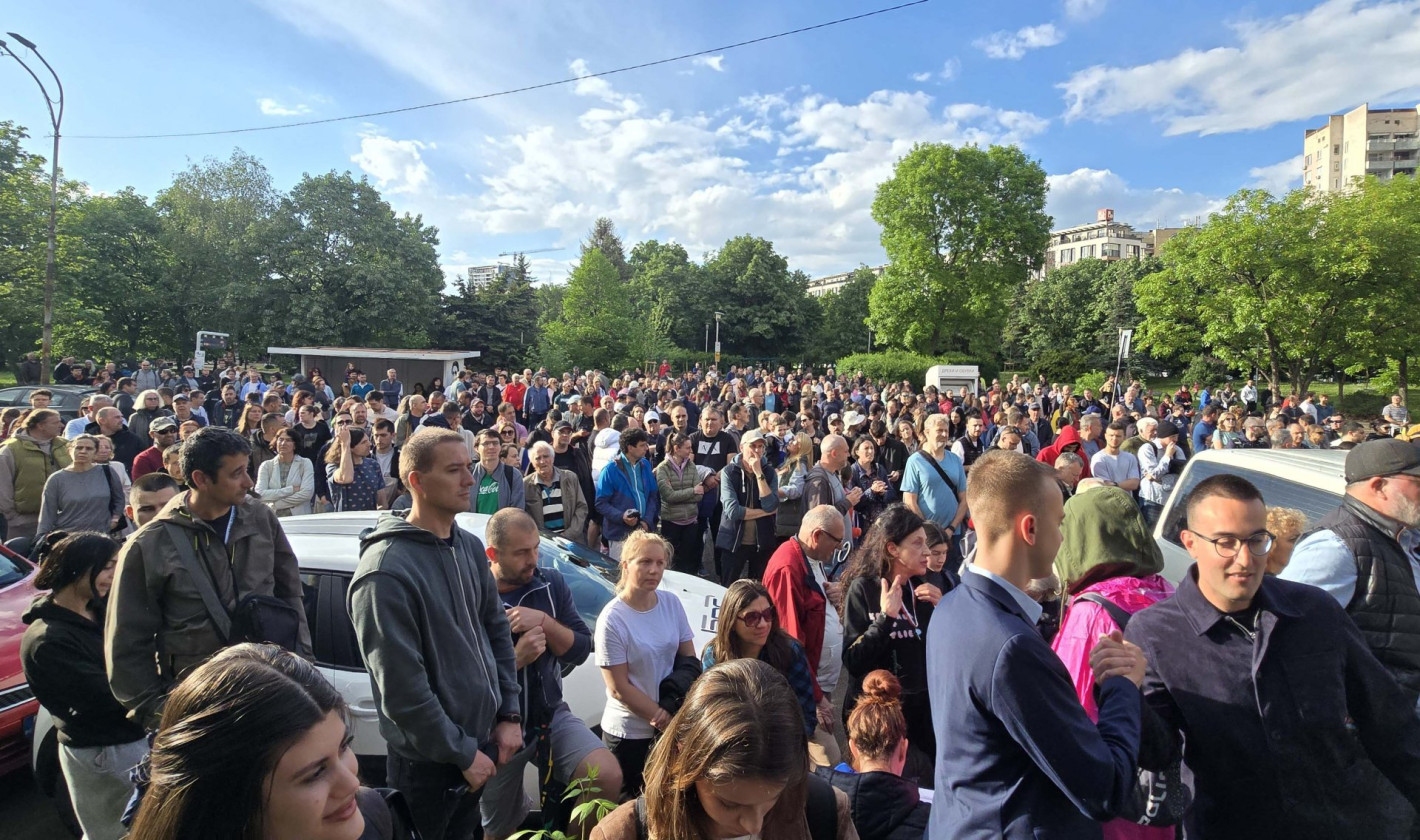 Протест срещу строежа на 22-етажна сграда затвори бул. "Ал. Малинов" в София (снимки)