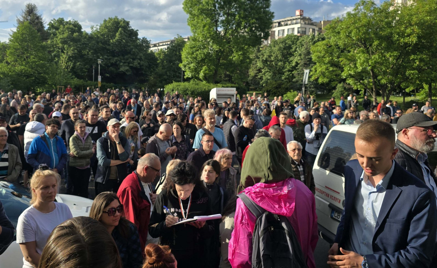 Протест срещу строежа на 22-етажна сграда затвори бул. "Ал. Малинов" в София (снимки)