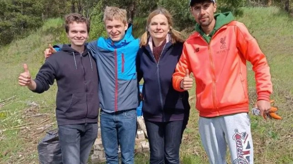 "Да се гордеем или срамуваме?" Германци чистят боклуците от язовир Искър СНИМКИ