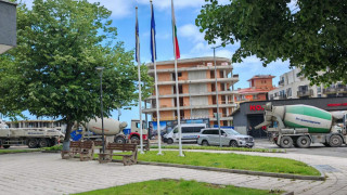 Бетон, чадъри и беззаконие в Несебър, фирма на сина на кмета строи по време на забрана