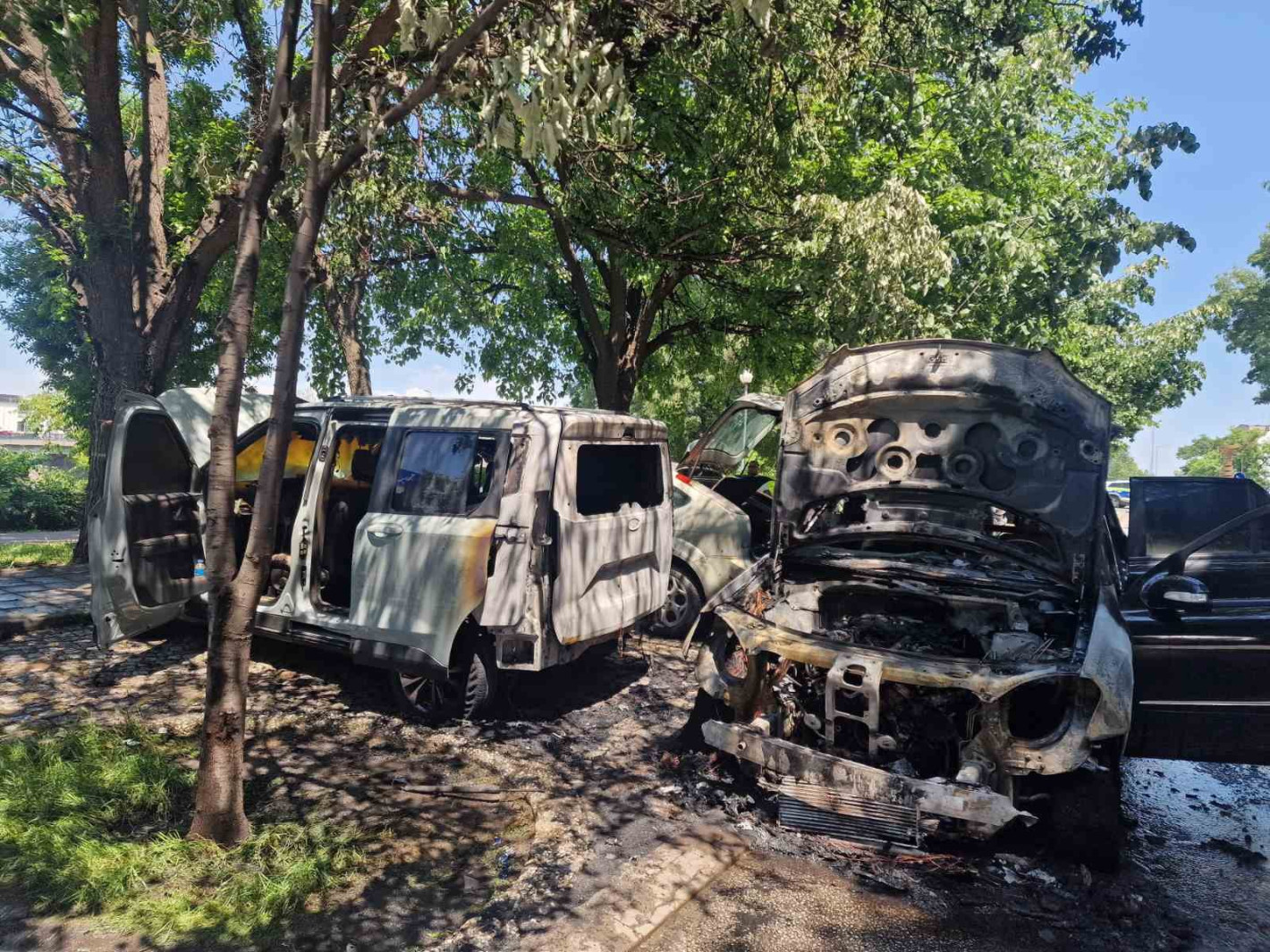 Автомобил пламна в движение в Пловдив, запали паркирани коли, цистерна се обърна (снимки/видео)