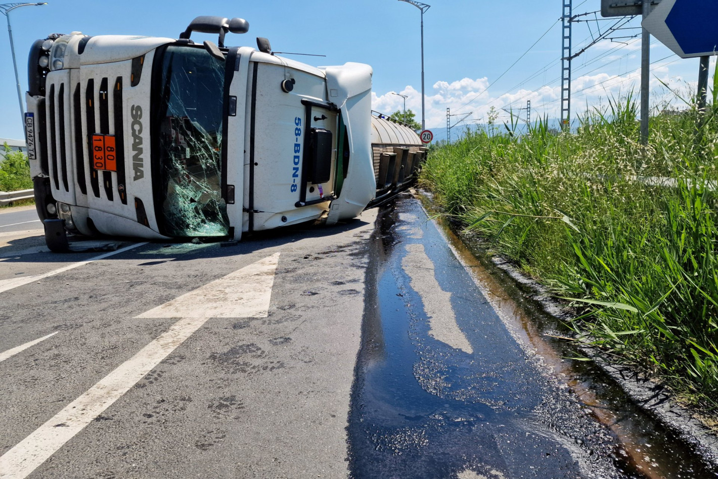 Автомобил пламна в движение в Пловдив, запали паркирани коли, цистерна се обърна (снимки/видео)