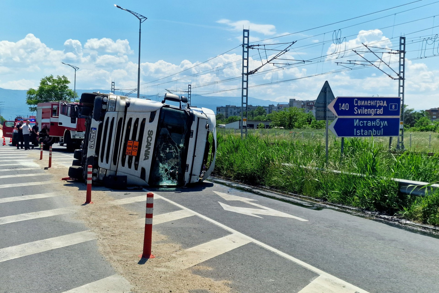 Автомобил пламна в движение в Пловдив, запали паркирани коли, цистерна се обърна (снимки/видео)