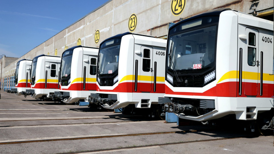 Вижте новите влакове, които тръгват по три от линиите на метрото (снимки)