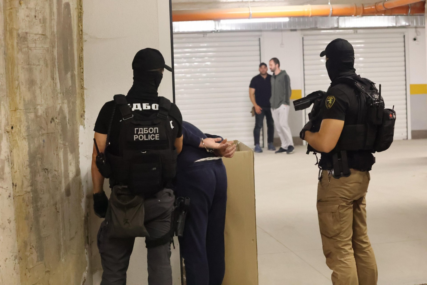 ГДБОП арестува 7 от "Дилърите на Дружба", откри депа за дрога в апартамент и гараж (снимки)