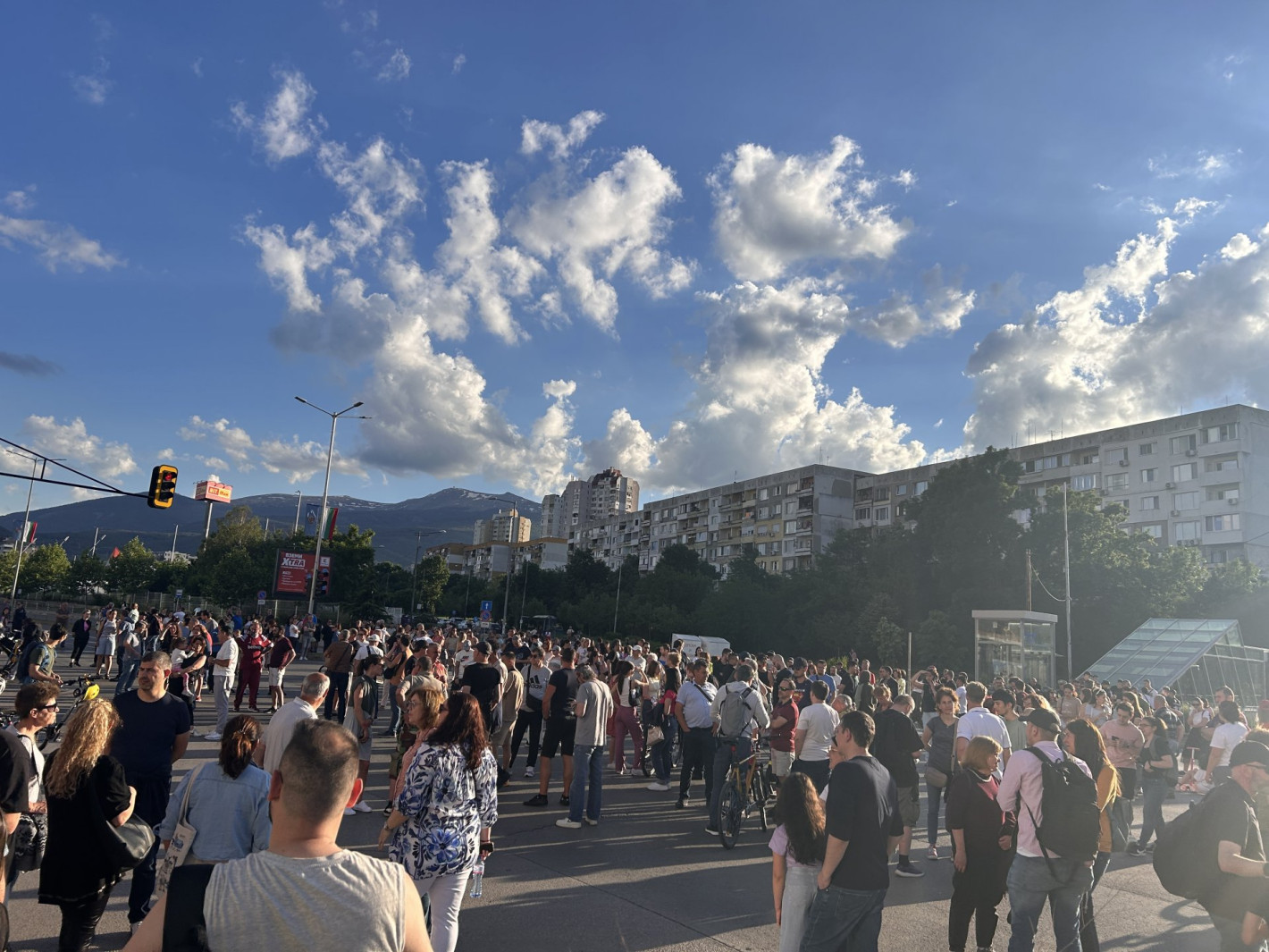 Жители на "Младост" отново излязоха на протест срещу небостъргача, затвориха булеварда (снимки)