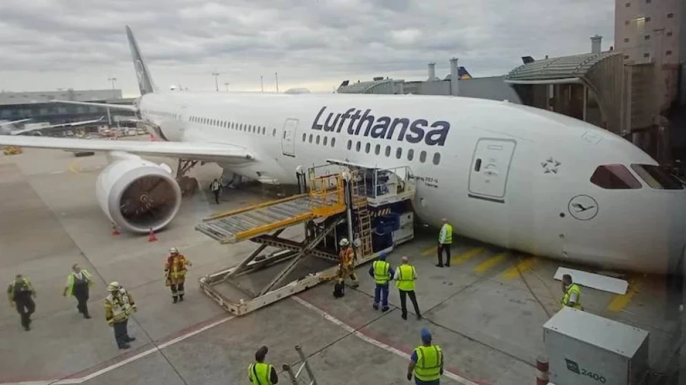 Пътнически самолет Boeing 787-9 се сгромоляса на летище Франкфурт (ВИДЕО)