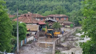 Армията се включва в разчистването на село Тича след потопа
