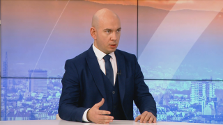 „Възраждане“ иска черни печати за двама македонци, показали неприлични жестове към Радев и Йотова