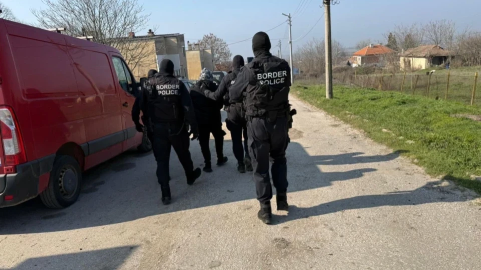 Задържаха десетки нелегални мигранти на входа на Бургас