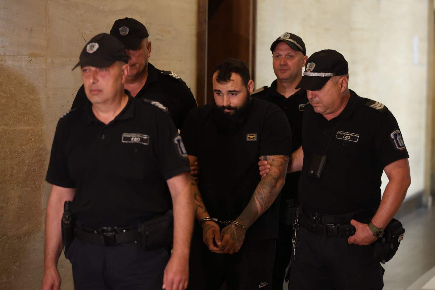 Шофьорът, забил се в автобус на "Челопешко шосе“, се яви в съда, оставиха го в ареста (снимки)