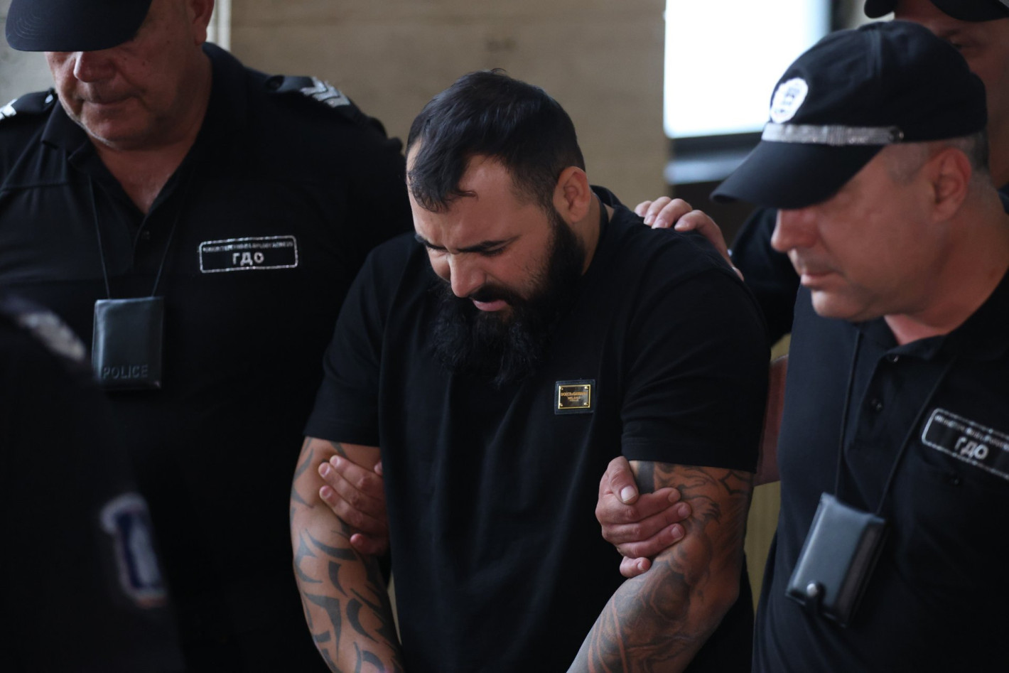 Шофьорът, забил се в автобус на "Челопешко шосе“, се яви в съда, оставиха го в ареста (снимки)