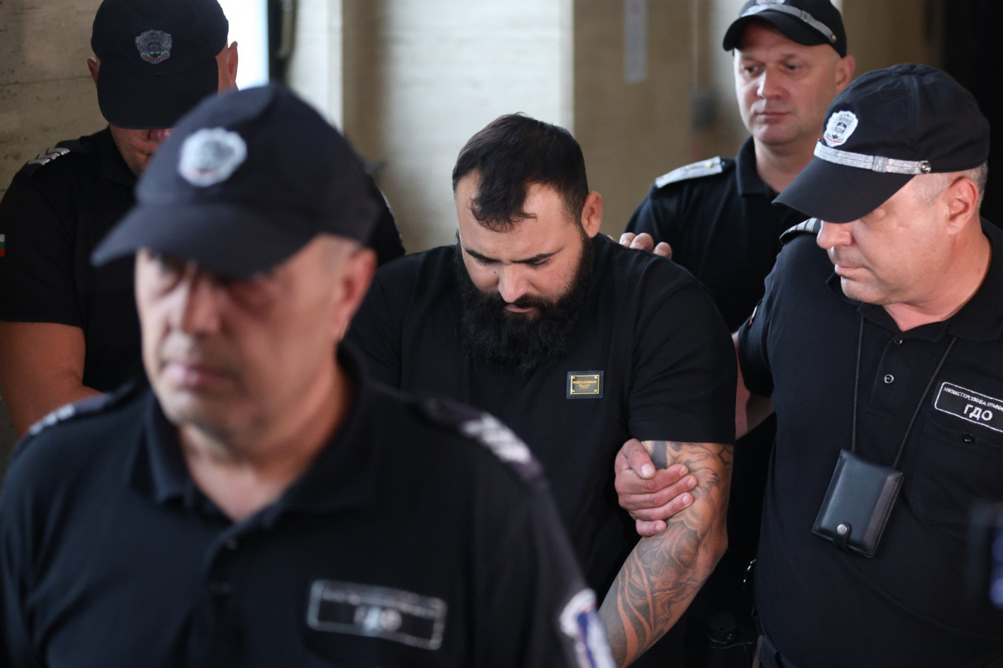 Шофьорът, забил се в автобус на "Челопешко шосе“, се яви в съда, оставиха го в ареста (снимки)