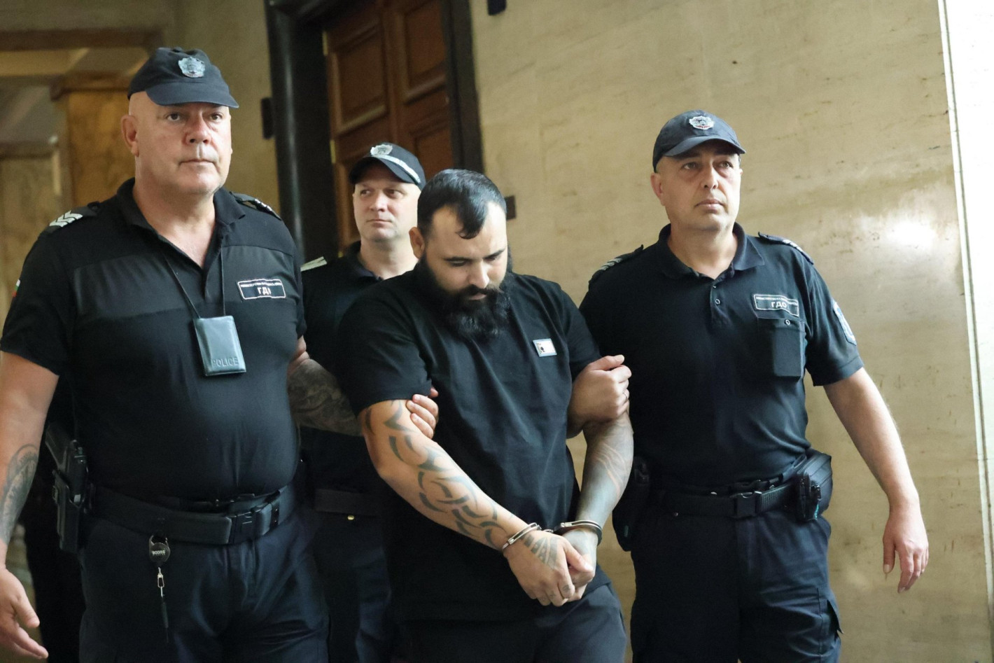 Шофьорът, забил се в автобус на "Челопешко шосе“, се яви в съда, оставиха го в ареста (снимки)