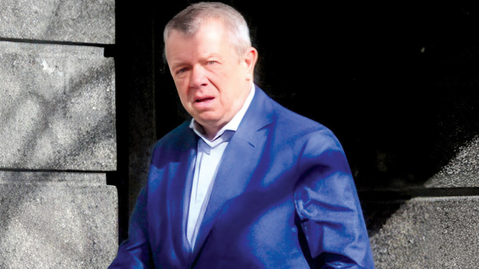 Румен Вълка си купи две ферарита, докато го съдят за грабеж от 150 млн. лв.