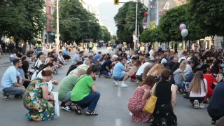 "Писна ми да убиват деца": Стотици софиянци се събраха на бдение в памет на загинали по пътищата