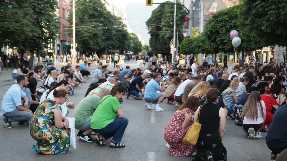 "Писна ми да убиват деца": Стотици софиянци се събраха на бдение в памет на загинали по пътищата