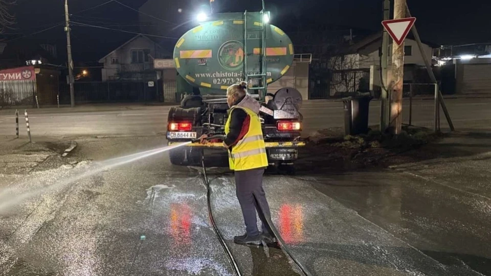 Мият улиците и раздават вода в София заради жегите
