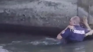 Полицай скочи в река Марица, за да спаси дете