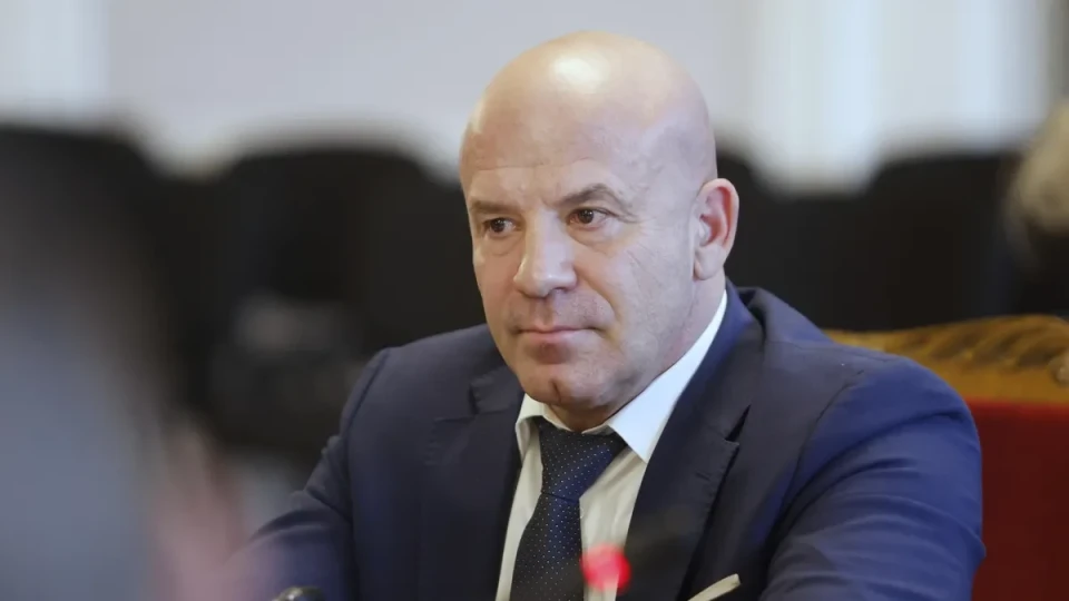 Енчо Керязов: Направих проверка на Зимния дворец - най-много ме притесни, че няма лед