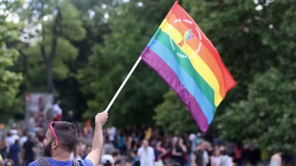 МОН проверява сниман ли е филм за детска еднополова любов в две столични училища