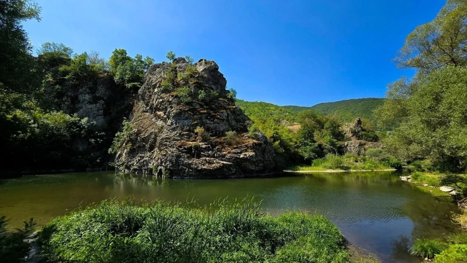 Водолази от София се включват в издирването на второто дете в река Струма