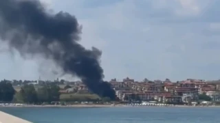 Голям пожар избухна край Черноморец, горят бунгала и каравани