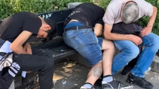 "Американската мечта": Пловдивчанка засне три "зомбита" на пейка в Пловдив