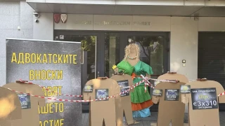 Обезглавени чучела от велпапе протестират срещу бездушието и безпардонността на върха на адвокатурата