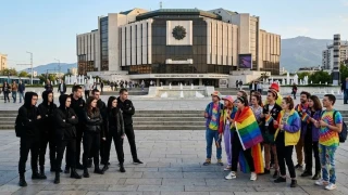 Бой между младежи пред НДК заради момче в женски дрехи