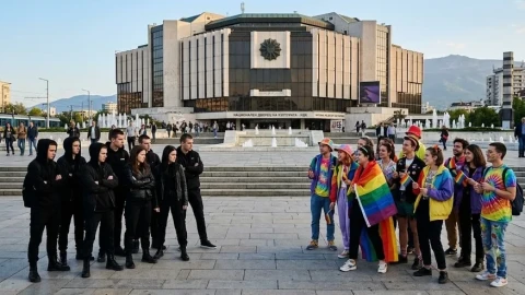 Бой между младежи пред НДК заради момче в женски дрехи