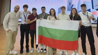 Всички ученици от българския отбор се върнаха с медали от олимпиада по икономика в Китай