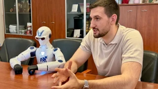 Роботите Робърт и Смоуки тръгват на ученическо турне