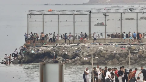 Испания ще изгради 500-метрова защитна бариера на морската граница