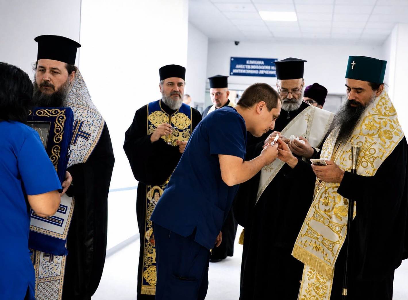 Патриарх Даниил пренесе чудотворната Хавайска икона в реанимациите на ВМА (снимки)