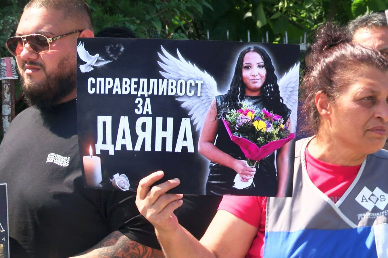 Протест в памет на Даяна, загинала на Е-79, в деня, в който трябваше да е сватбата ѝ (снимки)