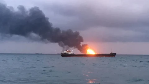 Ескалация в Черно море: Вълната от атаки срещу кораби и пристанища застрашава световните доставки на зърно и петрол