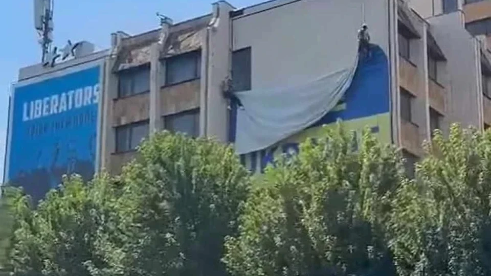 Остър отговор от Прищина: Косово премахна украинското знаме от сграда в столицата заради позицията на Зеленски