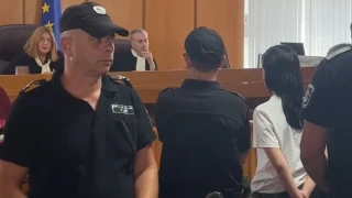 Двете момичета от Младежкия хълм остават в ареста, народът крещи "Убийци"