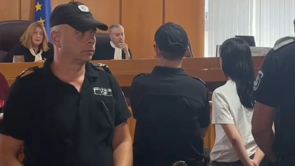 Двете момичета от Младежкия хълм остават в ареста, народът крещи "Убийци"