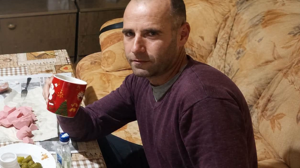 Гледам „трапезата му“ и ми става още по мъчно. Бедност и абсолютен минимум за някакво си „човешко удоволствие“