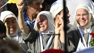 Свещена война в Италия: Монахини скочиха срещу кмета, за да спасят плажа си