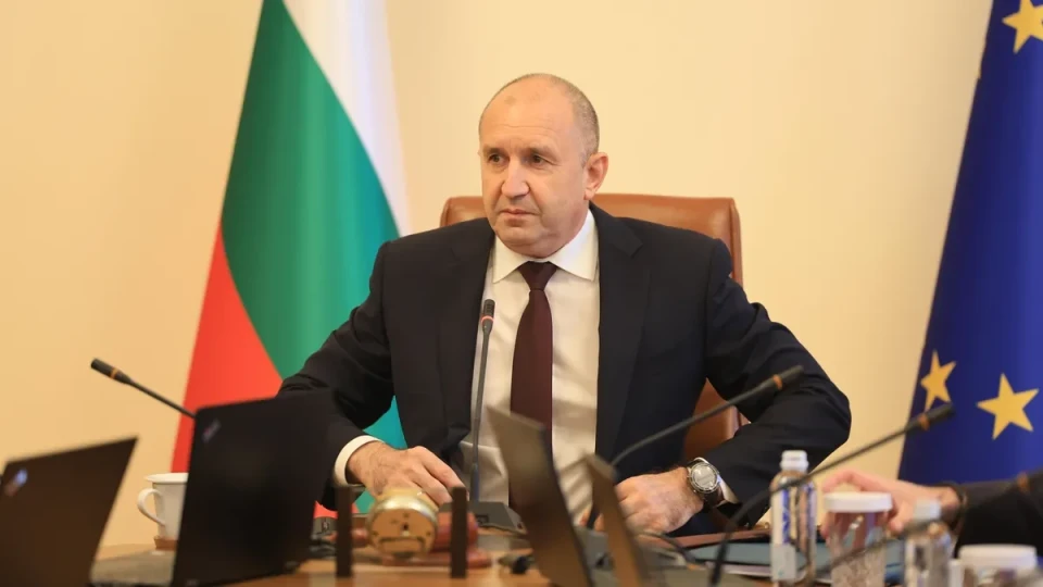 „Гардиън“: Румен Радев се оглежда за мястото на Виктор Орбан в ЕС
