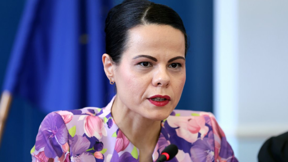 Ивкова: РЗИ-та няма да се закриват, обединяваме наземната и въздушната спешна помощ