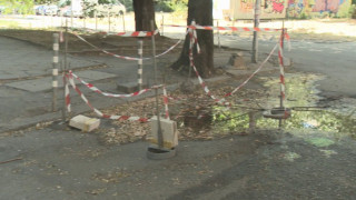 Вече близо месец на столична улица в квартал "Подуяне" извира гореща вода